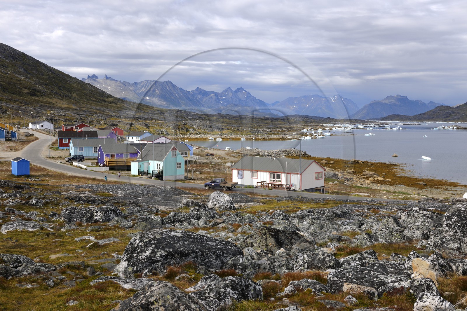 Groenland, ville de Nanortalik entourée de montagnes au sud du pays