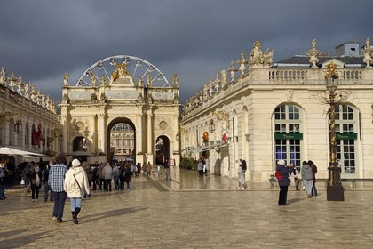 France, Meurthe-et-Moselle (54), Nancy, place Stanislas (ancienne Place Royale) lors de la fête de la Saint-Nicolas, classée Patrimoine Mondial de l'UNESCO, l'Arc de Triomphe (la Porte Héré) et la grande roue en arrière plan