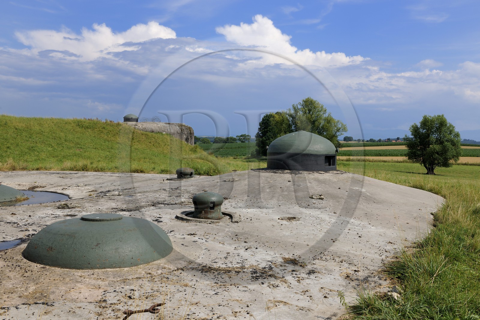 France, Bas-Rhin (67), Hunspach, la Ligne Maginot, le fort de Schoenenbourg, les dessus du bloc 2 avec ses cloches blindées de guetteurs