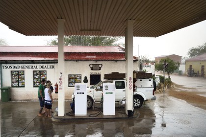 Namibie, région de Khomas, désert du Namib à l'Est du parc national Namib Naukluft, station essence de Solitaire