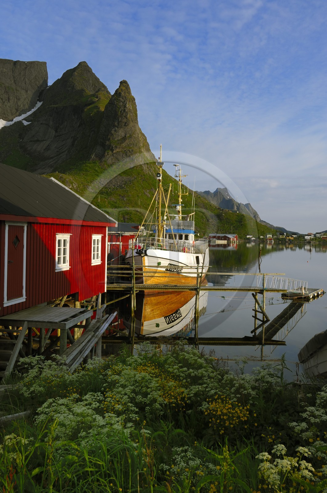Norvège, Nordland, Iles Lofoten, Ile de Moskenes, maison de pêcheur à Reine au soleil de minuit