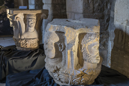 France, Bouches-du-Rhône (13), Parc Naturel Régional des Alpilles, Saint-Rémy-de-Provence, Hotel de Sade, centre des Monuments Nationaux, qui abrite le musée archéologique du site de Glanum, chapiteaux à figures de l'agora (fin IIe siècle av. J.-C.)