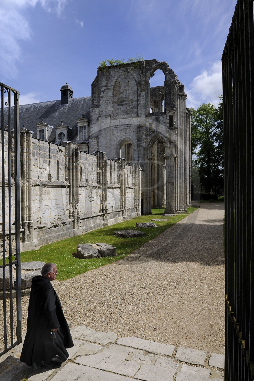 France, Seine-Maritime (76), Saint-Wandrille-Rançon, Abbaye de Saint-Wandrille, anciennement abbaye de Fontenelle, abbaye bénédictine fondée au VIIe siècle, ruines de l'église abbatiale Saint-Pierre France, Seine-Maritime (76), Saint-Wandrille-Rançon, Abbaye de Saint-Wandrille, anciennement abbaye de Fontenelle, abbaye bénédictine fondée au VIIe siècle, ruines de l'église abbatiale Saint-Pierre