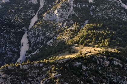 France, Alpes-de-Haute-Provence (04), Parc Naturel Régional du Verdon, ruine d'une ferme isolée sur les pentes des Gorges du Verdon face au tunnel du Fayet
