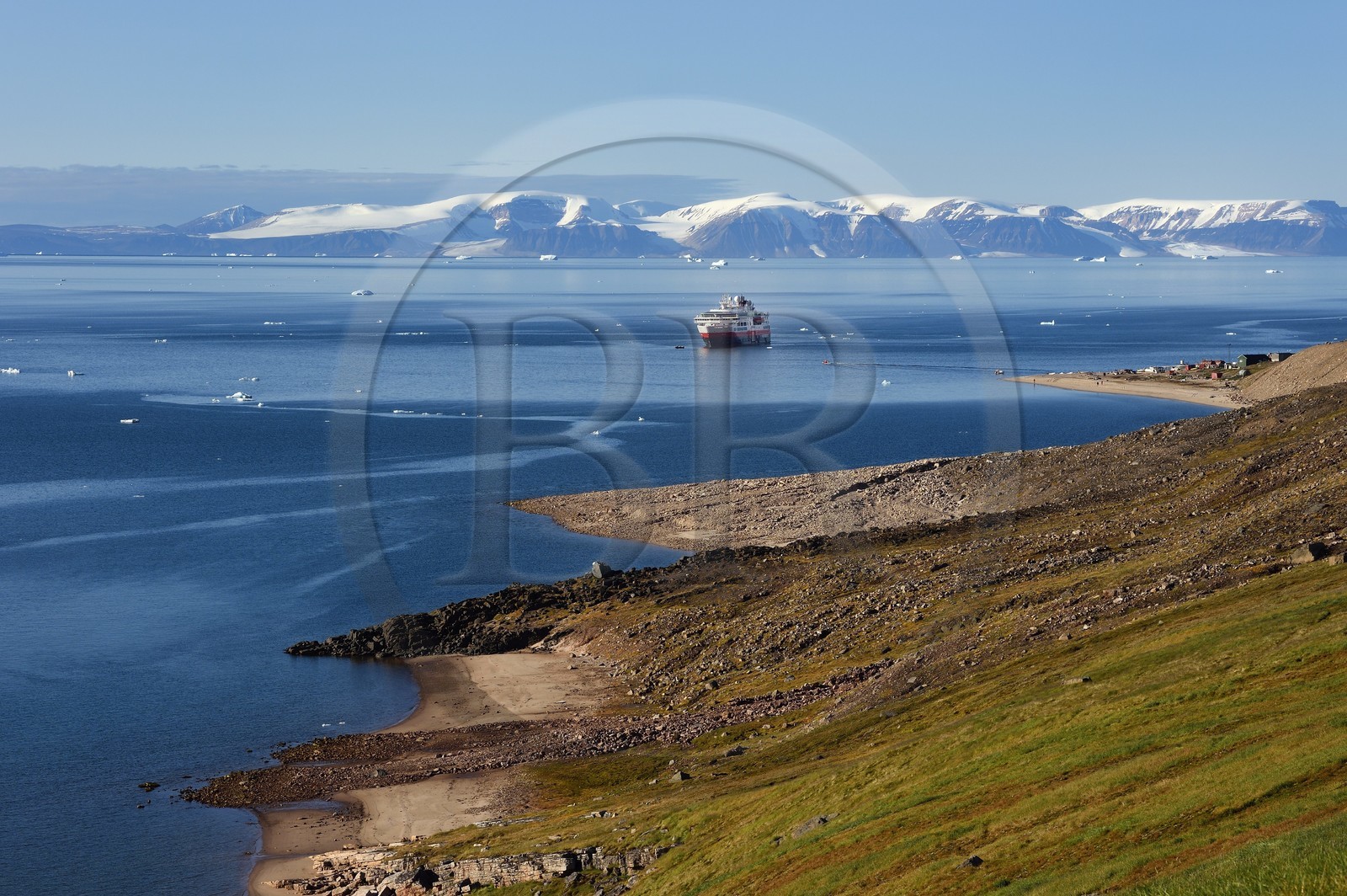 Groenland, cote Nord-Ouest, Murchison sound au nord de la baie de Baffin, Robertson fjord à Siorapaluk qui est le village le plus septentrional du Groenland, le bateau de croisière MS Fram de la compagnie Hurtigruten au mouillage