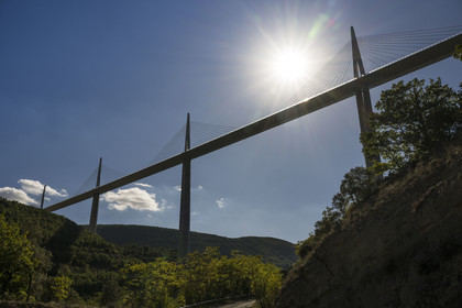 France, Aveyron (12), parc naturel régional des Grands Causses, Millau, le viaduc de Millau des architectes Michel Virlogeux et Norman Foster, au dessus du Tarn
