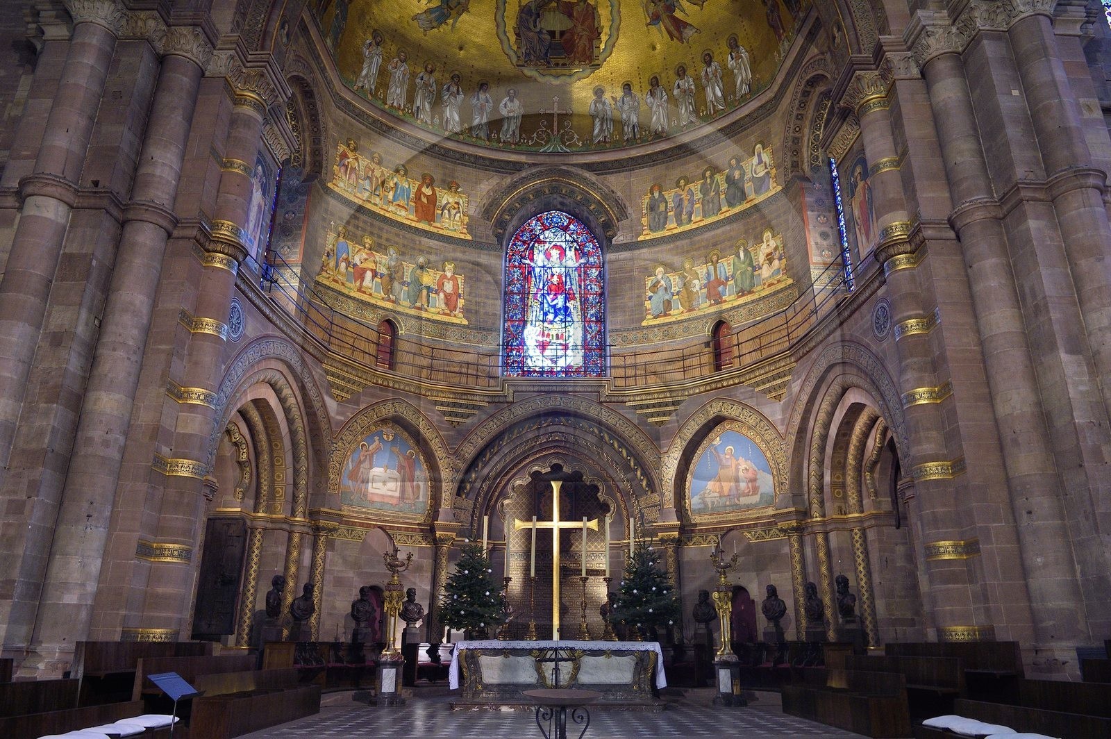 France, Bas-Rhin (67), Strasbourg, vieille ville classée au Patrimoine Mondial de l'UNESCO, la cathédrale Notre-Dame, le choeur roman