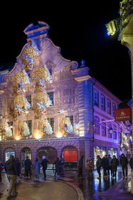 France, Bas-Rhin (67), Strasbourg, vieille ville classée au Patrimoine Mondial de l’UNESCO, décoration de Noël sur la facade de la patisserie Christian Meyer