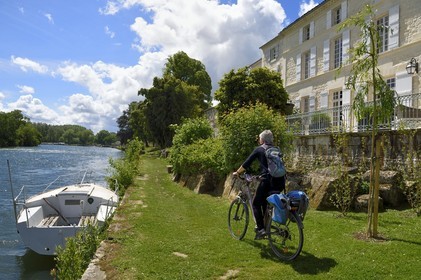 France, Charente-Maritime (17), Saintonge, Port-d'Envaux, cycliste faisant la véloroute La Flow Vélo le long de la Charente