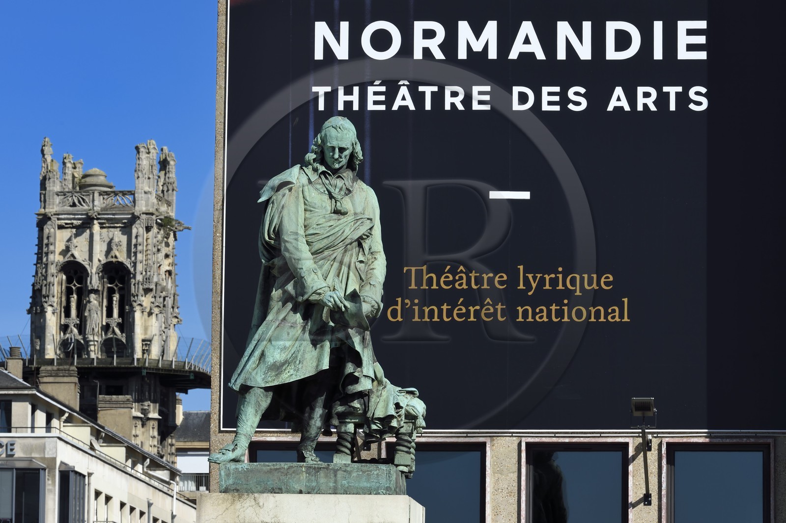 France, Seine-Maritime (76), Rouen, statue de Pierre Corneille devant le Théatre des Arts et la Tour Saint-André en arrière plan France, Seine-Maritime (76), Rouen, statue de Pierre Corneille devant le Théatre des Arts et la Tour Saint-André en arrière plan