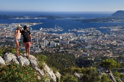 France, Var (83), Toulon, la rade et la base navale depuis le Mont Faron, la presqu'Ile de Saint-Mandrier, Tamaris et le Cap Sicié en arrière plan