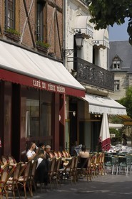 France, Indre et Loire (37), Tours, la rue du Commerce qui mene à la place Plumereau -  - France, Indre et Loire, Tours, rue du ommerce that leads to the place Plumereau