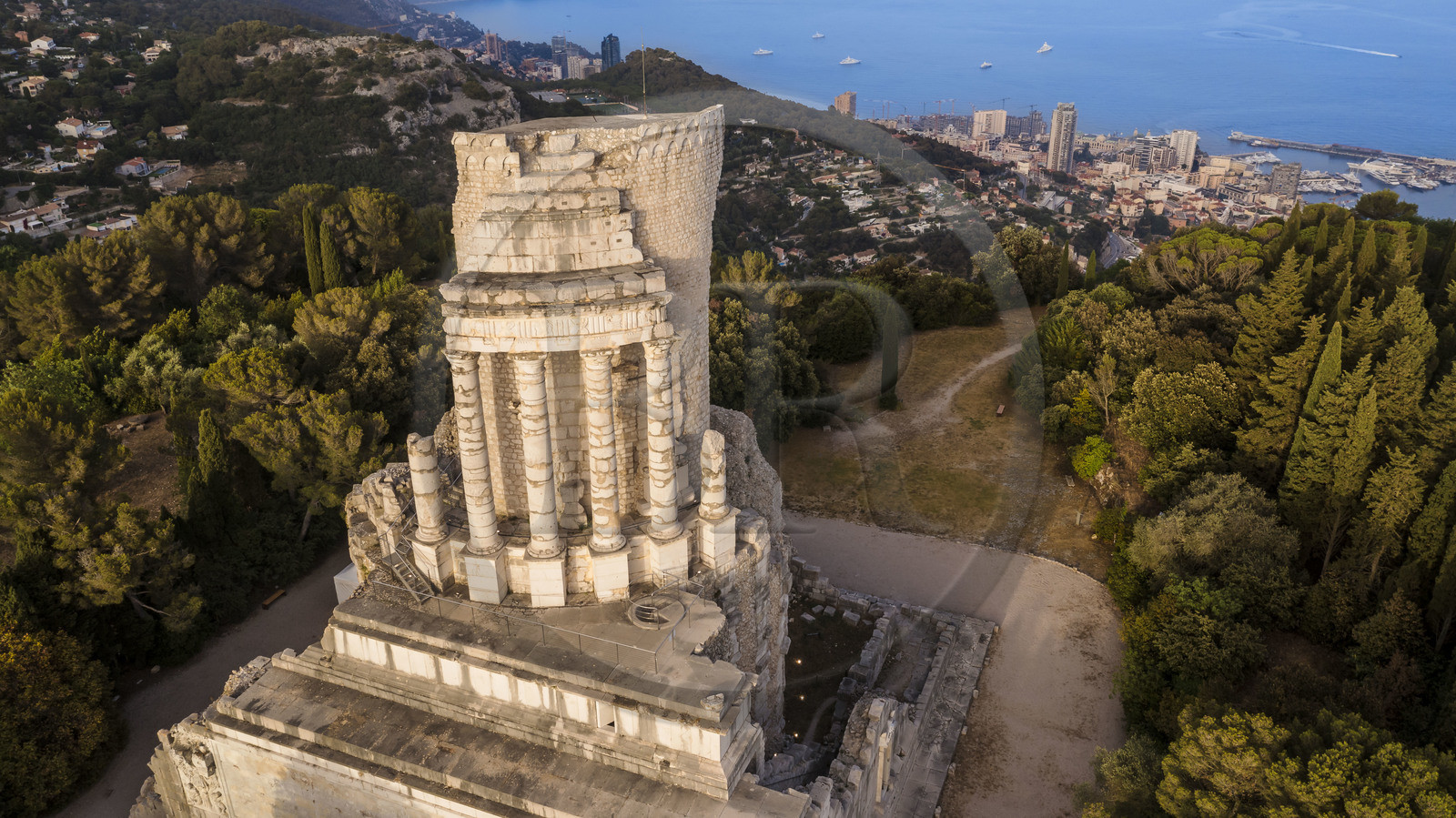 France, Alpes-Maritimes (06), La Turbie, Trophée d'Auguste ou Trophée des Alpes, monument romain édifié en l'an 6 avant J.-C., la Principauté de Monaco en arrière plan (vue aérienne)