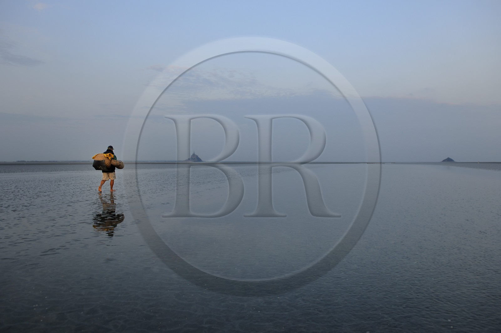 France, Manche (50), Baie du Mont-Saint-Michel, le pêcheur de grêve Guy Jugan allant relever ses filets de crevettes grises France, Manche (50), Baie du Mont-Saint-Michel, le pêcheur de grêve Guy Jugan allant relever ses filets de crevettes grises