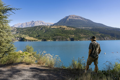 France, Hautes Alpes (05), Crots, lac de Serre Ponçon et la rive Nord