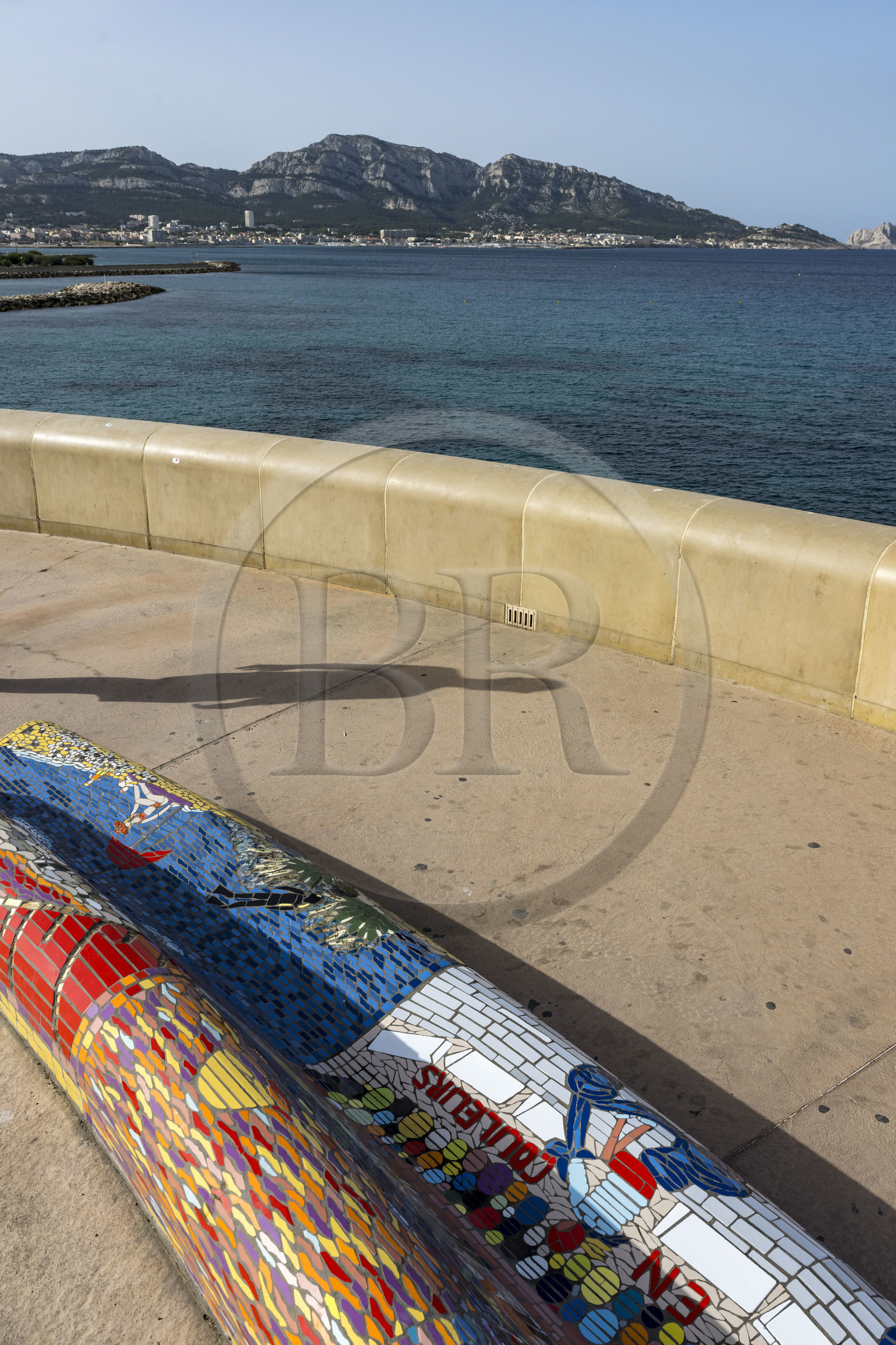 France, Bouches-du-Rhône (13), Marseille, Corniche du Président John Fitzgerald Kennedy, l'Association Viv'Arthe et son Projet Mosaïque, recouvrir de mosaïque le plus long banc du monde qui court sur près de 3 km le long de la Corniche France, Bouches-du-Rhône (13), Marseille, Corniche du Président John Fitzgerald Kennedy, l'Association Viv'Arthe et son Projet Mosaïque, recouvrir de mosaïque le plus long banc du monde qui court sur près de 3 km le long de la Corniche