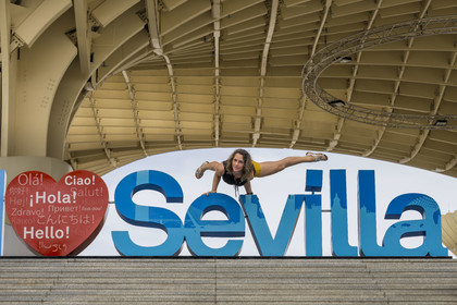 Espagne, Andalousie, Séville, Plaza de la Encarnacion - Plaza Mayor, Metropol Parasol ou Setas de Sevilla(construit en 2011), panneau J'aime Sevilla