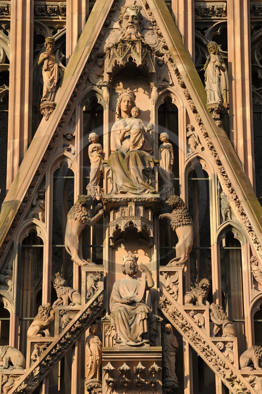 France, Bas-Rhin (67), Strasbourg, la cathédrale Notre-Dame, la façade occidentale, la Vierge surplombe le portail central France, Bas-Rhin (67), Strasbourg, la cathédrale Notre-Dame, la façade occidentale, la Vierge surplombe le portail central