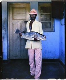 Burundi, province de Rumonge, jeune pêcheur Hutu qui présente un capitaine probable perche du Nil (Lates niloticus) (reproduction plan-film inversible 4x5)