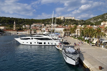 Croatie, Dalmatie, cote dalmate, Ile de Hvar, les quais de la ville de Hvar dominé par la Forteresse Espagnole