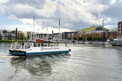 Suède, Stockholm, l'écoquartier Hammarby Sjostad précurseur en matière de développement durable, ferry sur le lac Hammarby et la piste de ski (en hiver) de Hammarbybacken en arrière plan