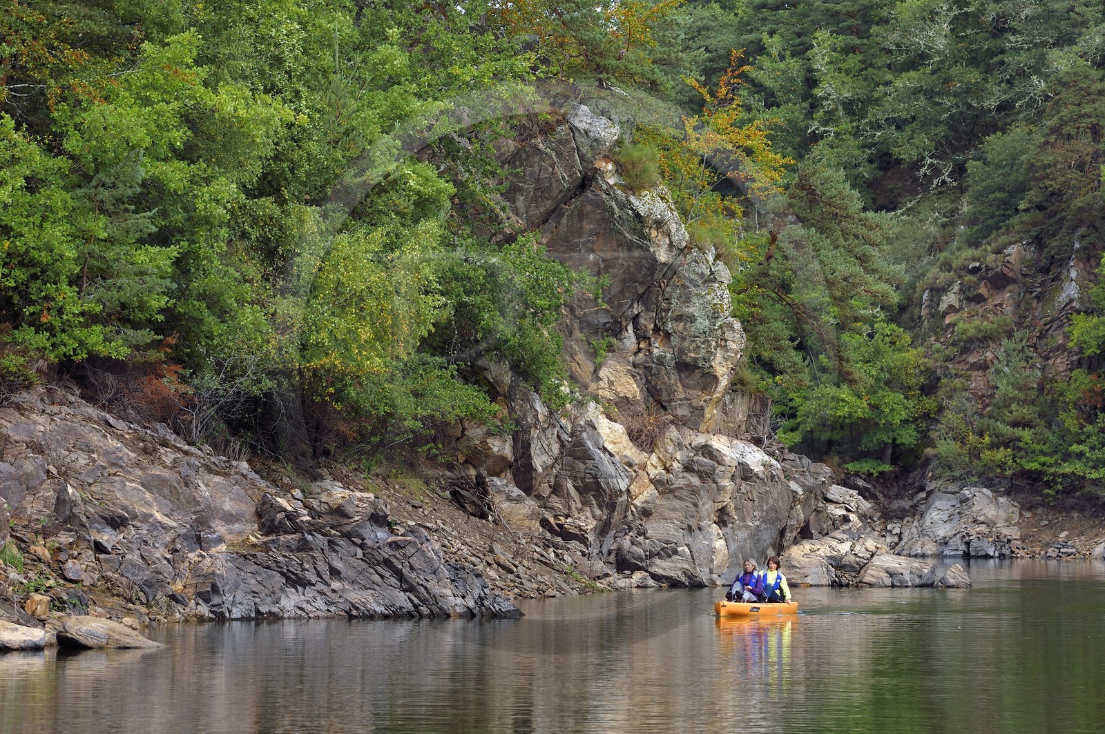 France, Cantal, Gorges de la Truyere (Truyere river canyon), Chaliers, discovery by pedal kayak of the Truyère river upstream of the Garabit viaduct