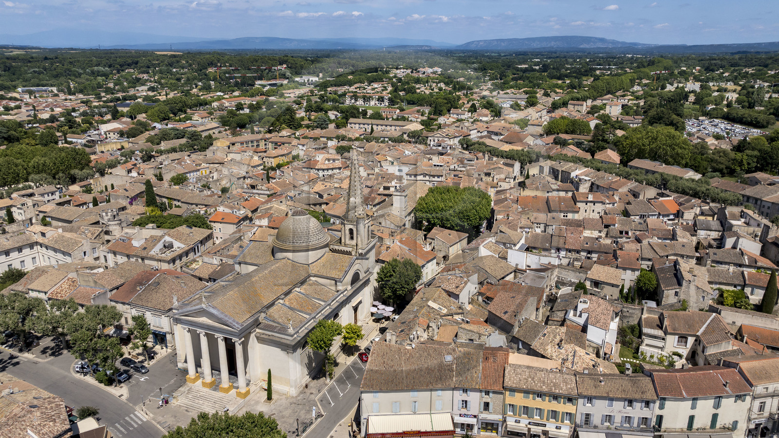 France, Bouches-du-Rhône (13), Parc Naturel Régional des Alpilles, Saint-Rémy-de-Provence, l'église Saint-Martin au premier plan (vue aérienne)