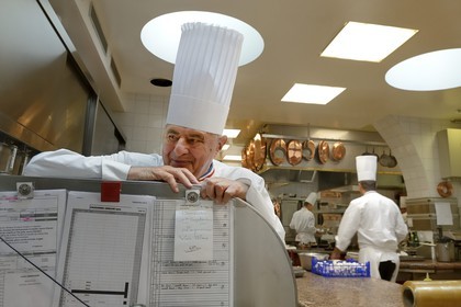 France, Rhône (69), Collonges-au-Mont-d'Or, Restaurant L'Auberge du Pont de Collonges de Paul Bocuse, trois étoiles au Guide Michelin depuis 1965, le grand chef cuisinier Meilleur ouvrier de France Paul Bocuse