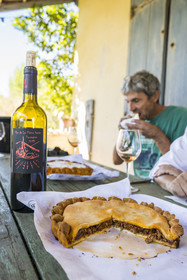 France, Hérault (34), Vic-La-Gardiole, Mas de la Plaine Haute, tielle à la sétoise, tourte ronde aux bords cannelés avec une garniture faite de poulpes mélangés à une sauce tomate pimentée