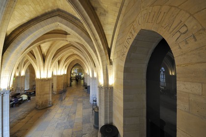 France, Paris (75), Ile de la Cité, la Conciergerie dans le Palais de Justice,  la salle des Gardes et la rue de Paris au fond