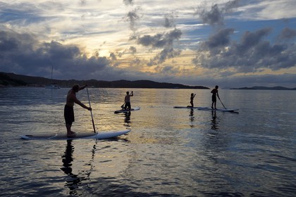 France, Var (83), Iles d'Hyères, parc national de Port Cros, Ile de Porquerolles, stand-up paddle au large de la plage de la Courtade guidés par Alexandre Bernd