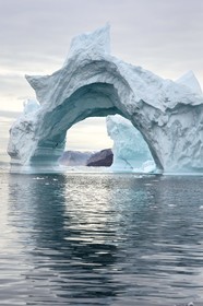 Groenland, cote Nord-Ouest, mer de Baffin, Inglefield Fjord vers Qaanaaq, iceberg formant un arche
