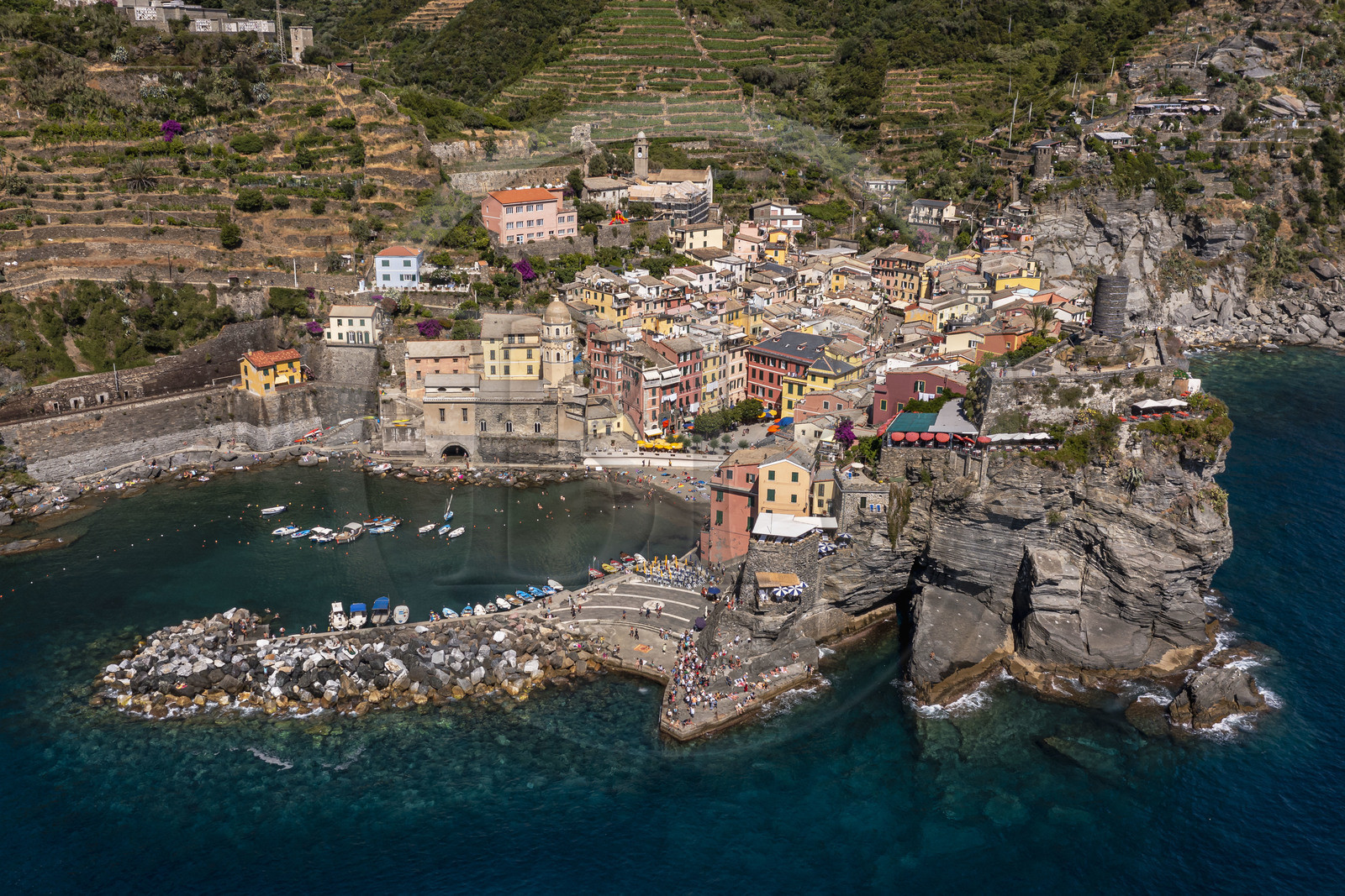 Italie, Ligurie, Cinque Terre, parc national des Cinque Terre classé Patrimoine Mondial de l'UNESCO, village de Vernazza et son port (vue aérienne)