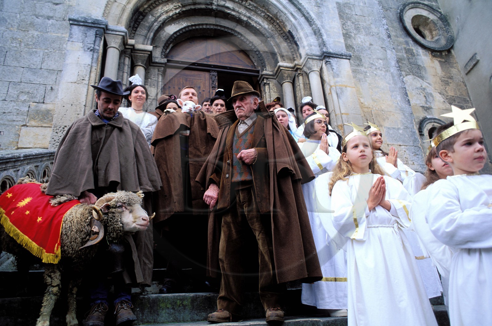 France, Bouches-du-Rhône (13), Les Baux-de-Provence, labellisé Les Plus Beaux Villages de France, fêtes de Noël, sortie de la messe de Noël