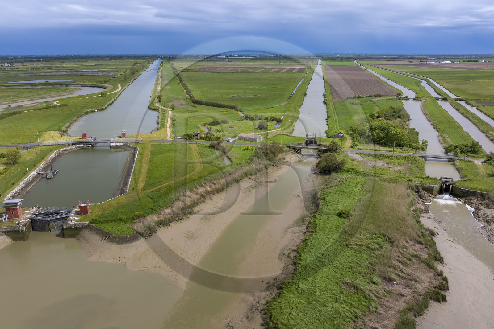France, Charente-Maritime (17), Parc Interrégional du Marais Poitevin labellisé Grand Site de France, Charron, les écluses de Brault au bout du canal maritime de Marans à la mer et à l'embouchure de la Sèvre Niortaise (vue aérienne)