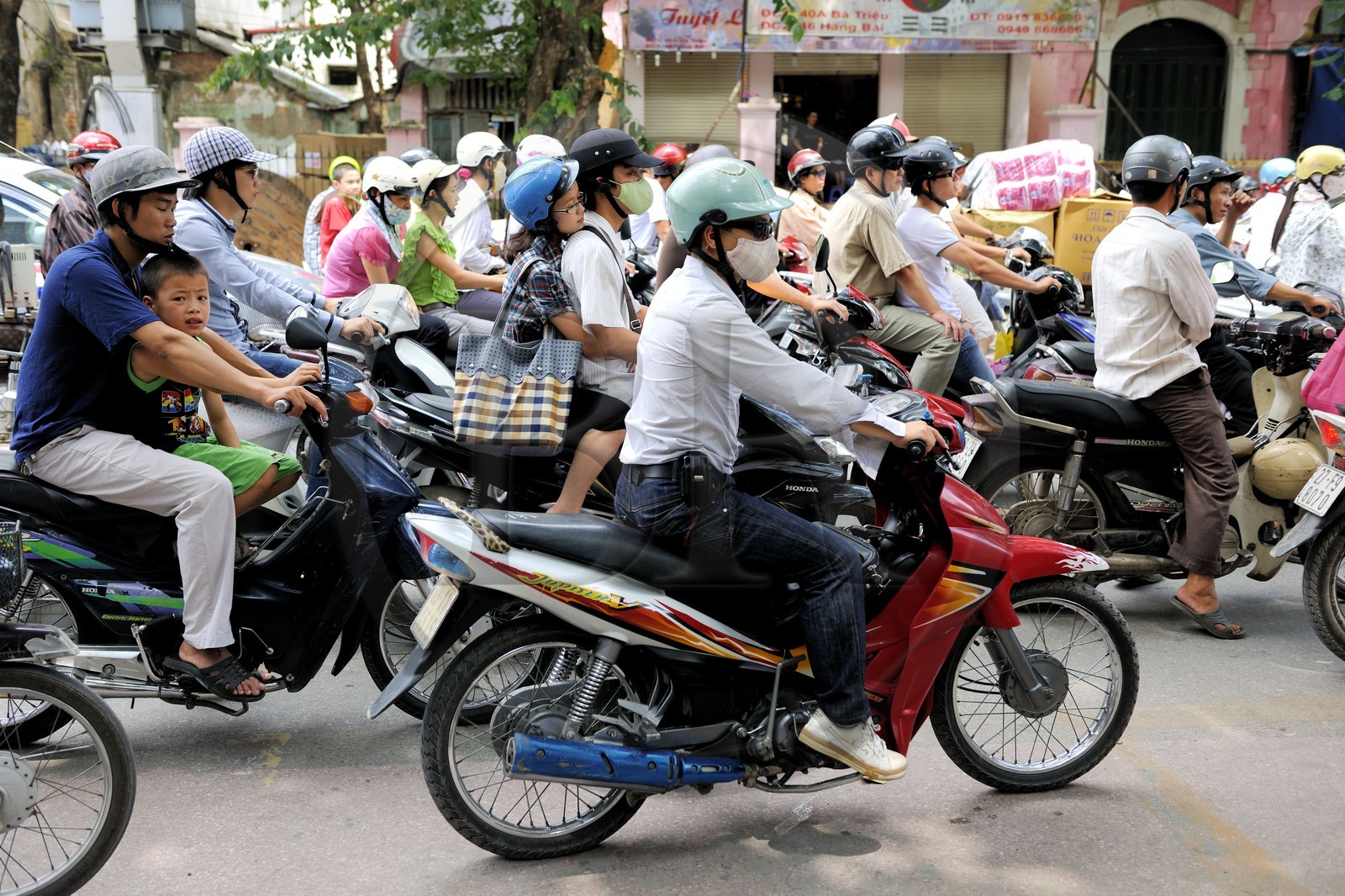 Vietnam, Hanoï, circulation en moto dans la vieille ville
