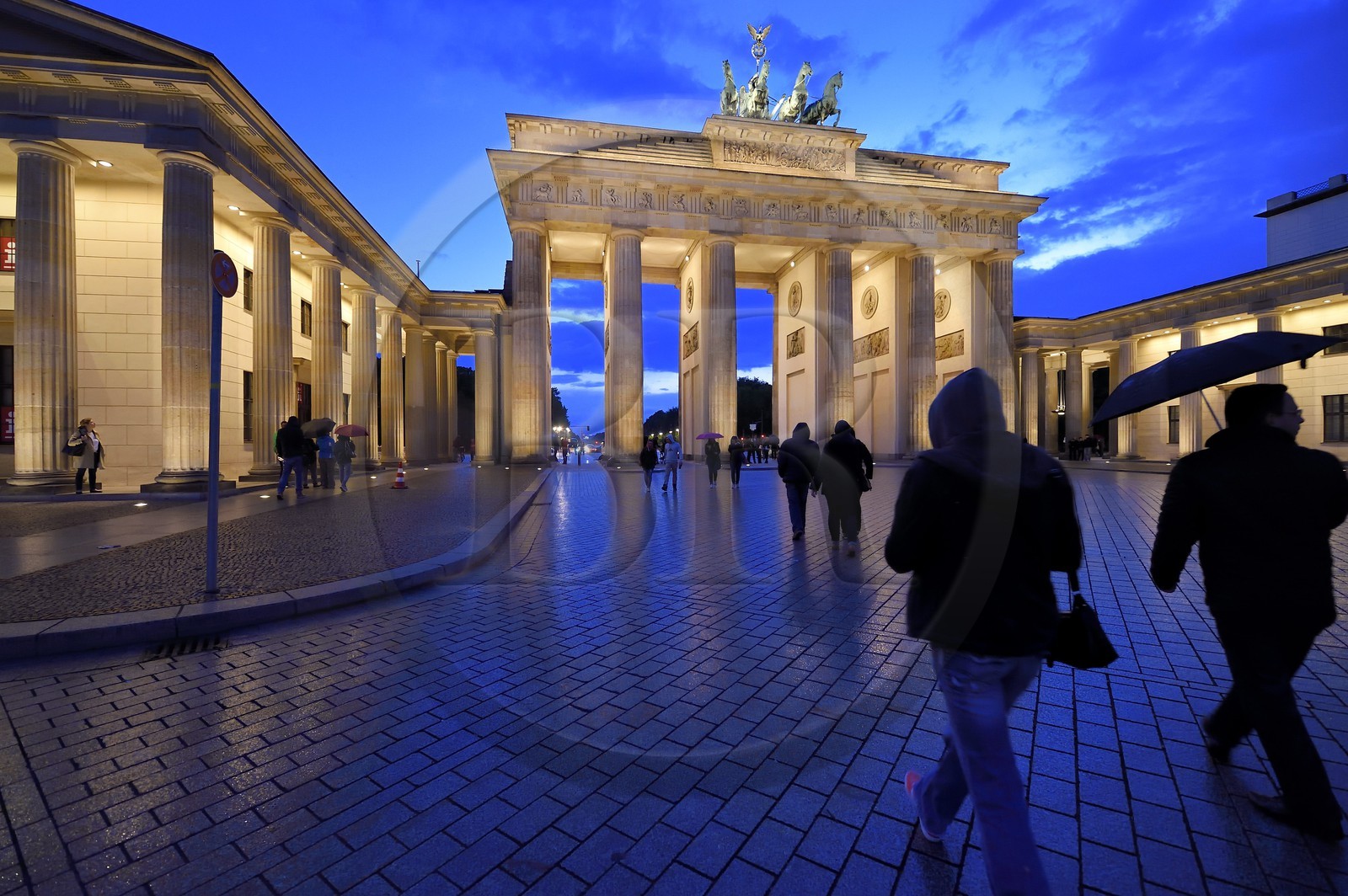 Allemagne, Berlin, Porte de Brandebourg sur l'avenue Under den Linden et Pariser platz Allemagne, Berlin, Porte de Brandebourg sur l'avenue Under den Linden et Pariser platz