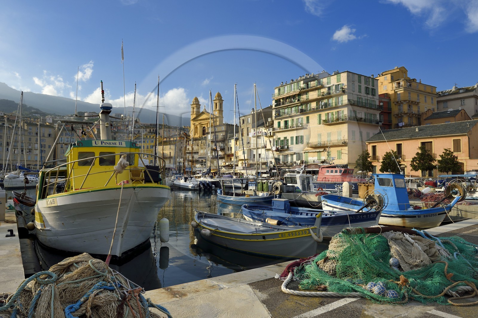 France, Haute-Corse (2B), Bastia, quartier de Terra-Vecchia, le Vieux-Port dominé par l'église Saint-Jean-Baptiste France, Haute-Corse (2B), Bastia, quartier de Terra-Vecchia, le Vieux-Port dominé par l'église Saint-Jean-Baptiste