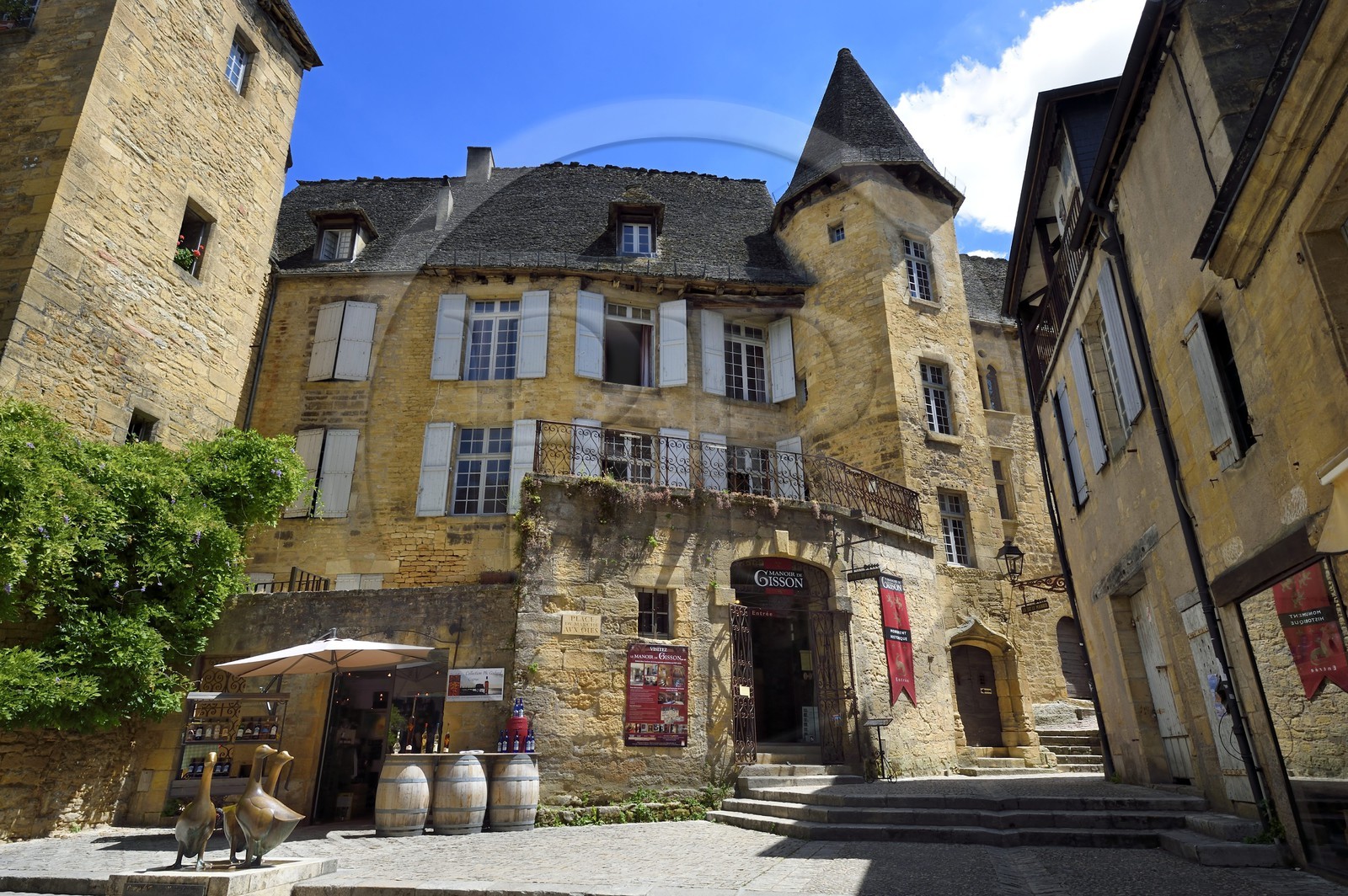 France, Dordogne (24), Périgord Noir, vallée de la Dordogne, Sarlat-la-Canéda, Place du marché aux oies, les oies statue par Lalanne, en arrière-plan le Manoir de Gisson