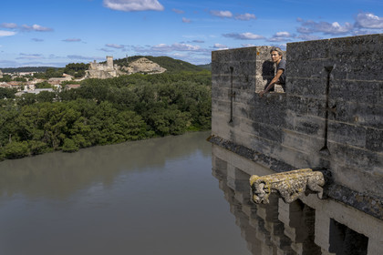 France, Bouches du Rhone, Tarascon, King René's castle dating from the 15th century on the banks of the Rhone and the Beaucaire fortress in the background on the other bank
