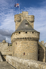 France, Ille et Vilaine, Cote d'Emeraude (Emerald Coast), Saint Malo, the castle of Saint-Malo (15th century) houses the Town Hall and Large Keep on which the city flag flies