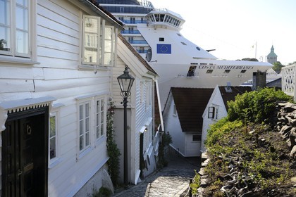 Norvège, Rogaland, Stavanger, bateau de croisière au dessus des maisons en bois de la vieille ville