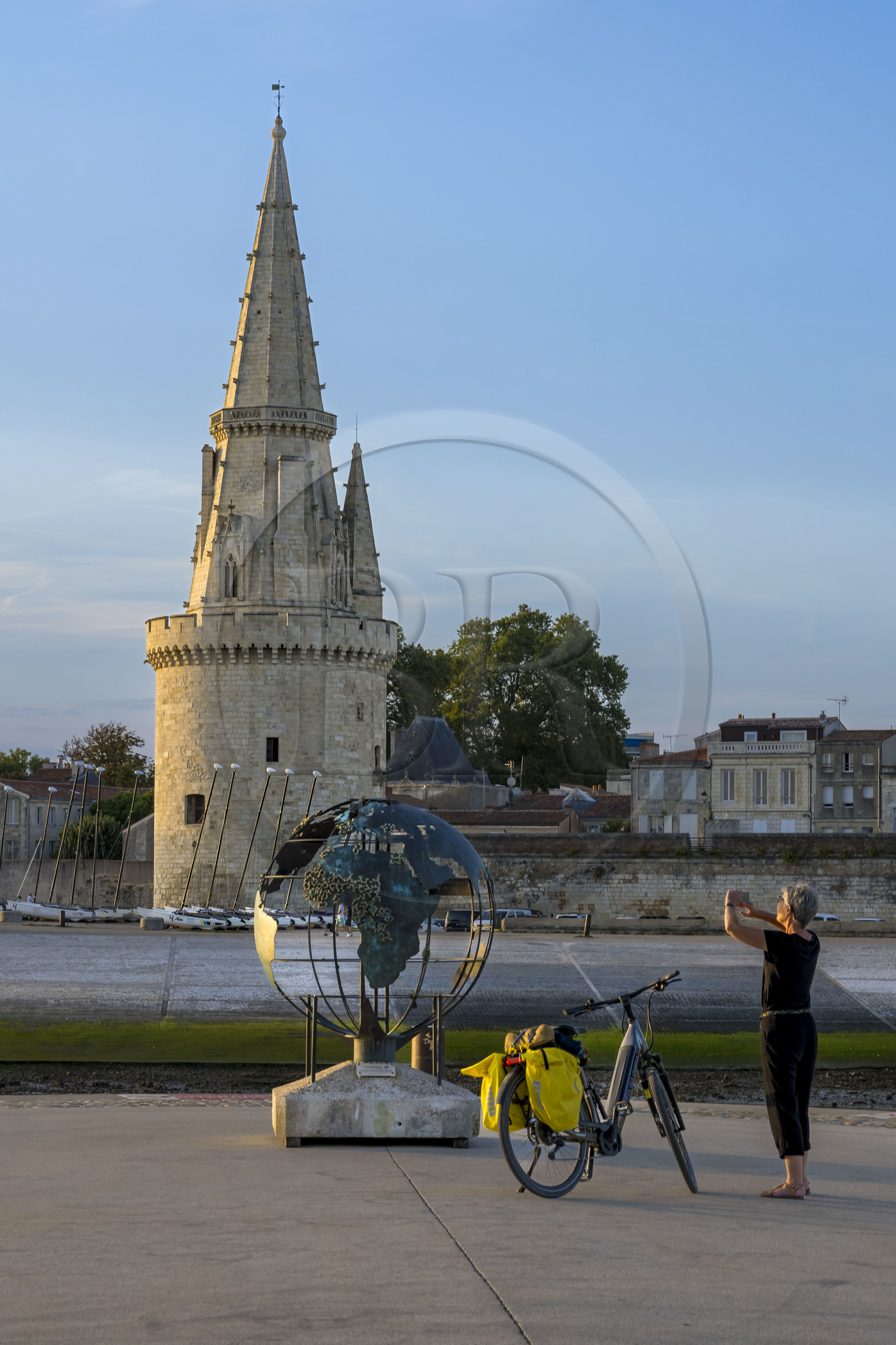 France, Charente-Maritime (17), La Rochelle, à l'entrée Vieux Port, la tour de la Lanterne et globe de la francophonie, bronze de Bruce Krebs, sur l'Esplanade Saint-Jean d'Acre