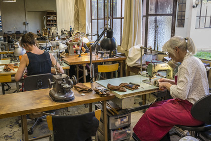 France, Aveyron, Millau, Maison Fabre (Ganterie Fabre), family glove factory founded in 1924, glove english sewing technique on old machines in the workshop