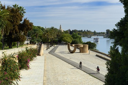 Espagne, Andalousie, Séville, en bordure du fleuve Guadalquivir, le paseo de Christobal Colon (Christophe Colomb) et la Tour de l'Or (Torre del Oro) en arrière plan