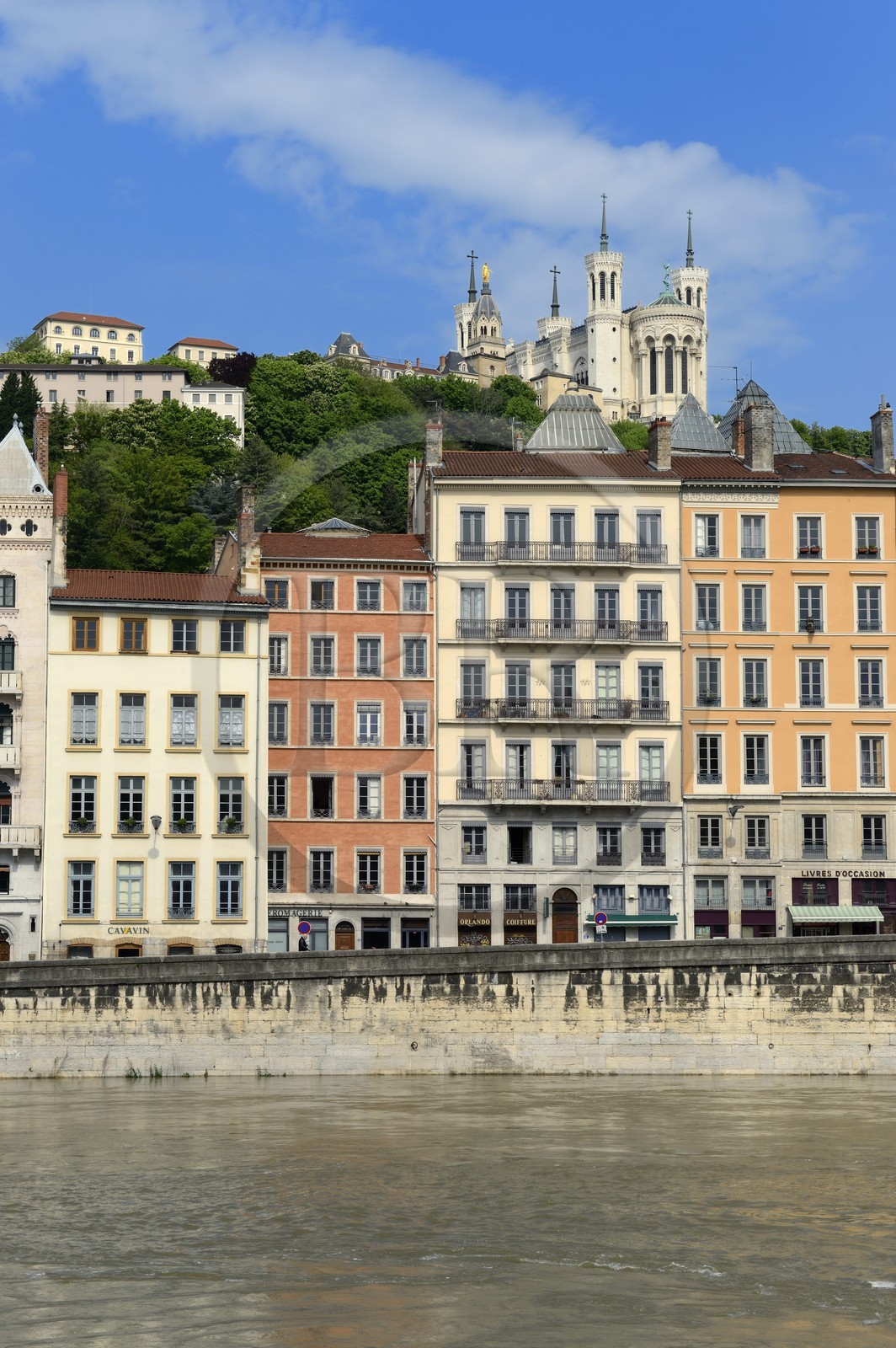 France, Rhône (69), Lyon, site historique classé Patrimoine Mondial de l'UNESCO, Vieux Lyon, quartier Saint-Georges, Quai Fulchiron sur la Saône et la Basilique Notre Dame de Fourvière