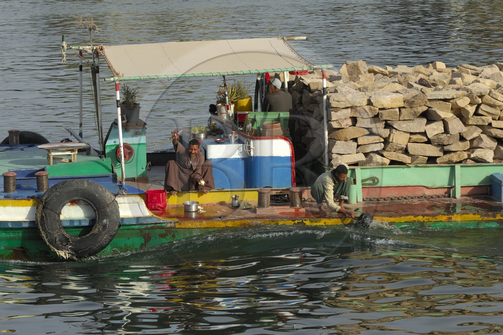 Egypte, Haute Egypte, vallée du Nil, transporteur de pierre sur le Nil entre Edfou et Kom Ombo