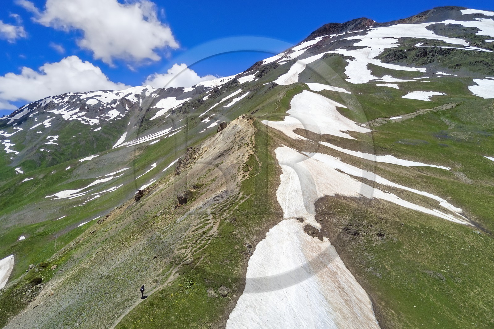 Géorgie, Haute Svanétie (Zemo Svaneti), Mestia, randonneur sur les contrefort du mont Ouchba (Ushba) allant vers Guli pass (vue aérienne)