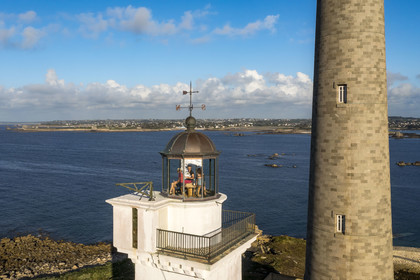 France, Finistère (29), Pays des Abers, Ile Vierge dans l'archipel de Lilia, le phare de l'Ile Vierge, le plus haut phare d'Europe avec 82,5 mètres, apéro avec vue sur l'estuaire de l'Aber Wrac'h depuis le sommet de l'ancien phare de 1845 transformé en écogite (vue aérienne)