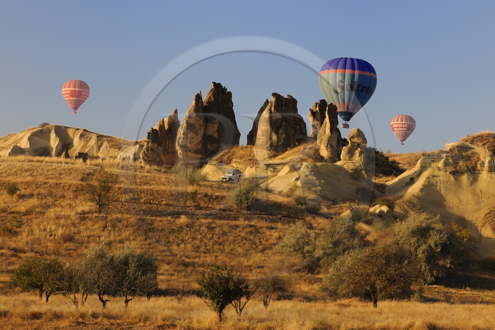 Turquie, Anatolie Centrale, province de Nevsehir, Cappadoce classée Patrimoine Mondial de l'UNESCO, survol en montgolfière de paysages d'érosion et cheminées de fées aux environs d'Uçhisar et de Göreme